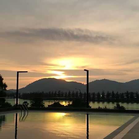 Marina Heights Seaview Resort Apartment II Lumut Buitenkant foto