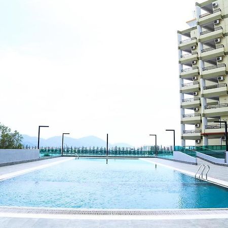 Marina Heights Seaview Resort Apartment II Lumut Buitenkant foto
