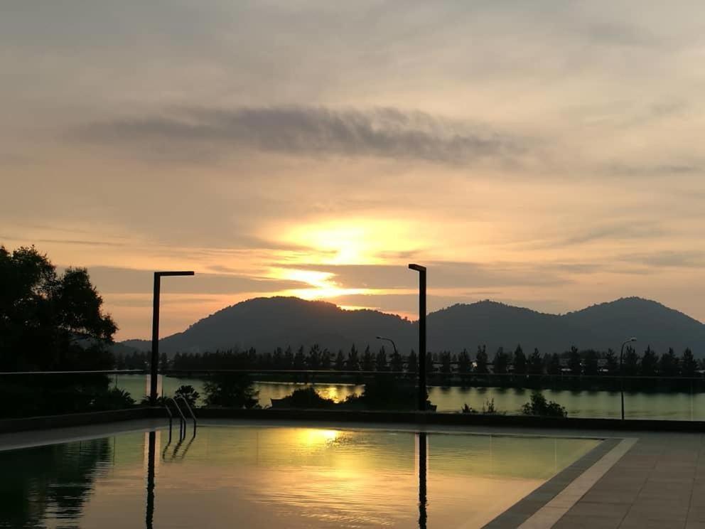 Marina Heights Seaview Resort Apartment II Lumut Buitenkant foto